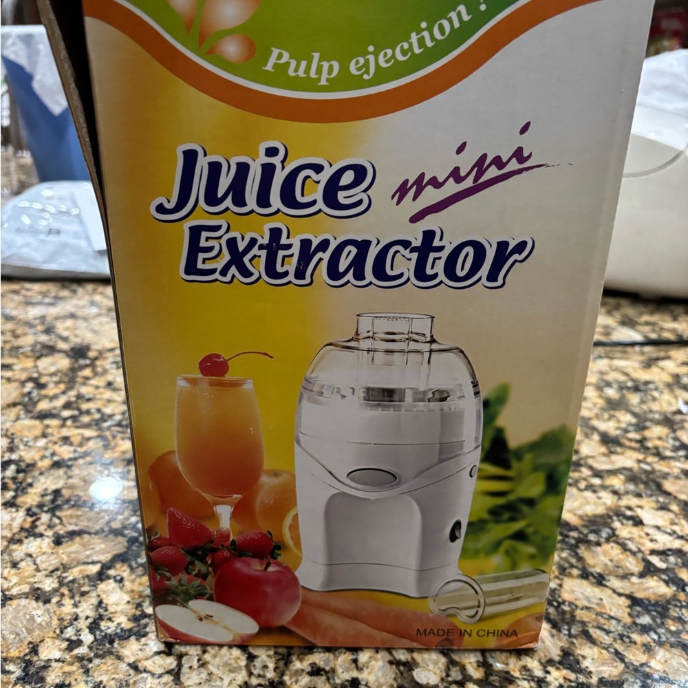 Like New Mini Juice Extractor - Picture 3 of 11